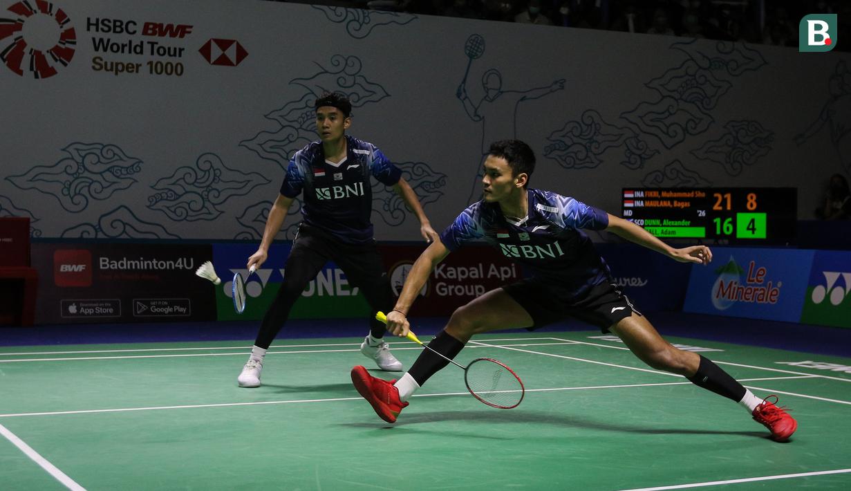 Wakil Indonesia terakhir yang lolos ke 16 besar adalah ganda putra juara All England 2022, Muhammad Shohibul Fikri/Bagas Maulana. Mereka berhasil mengalahkan pasangan Skotlandia, Alexander Dunn/Adam Hall dengan dua game langsung 21-16, 21-16. Di babak 16 besar, Fikri/Bagas akan terlibat perang saudara dengan juara Indonesia Masters 2022, Fajar Alfian/Muhammad Rian Ardianto. (Bola.com/Bagaskara Lazuardi)