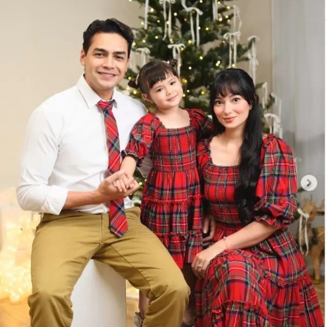 Tampilan Asmirandah dan Keluarga di Hari Natal 2024.  foto: littlehugsphotography.  Instagram @asmirandah89