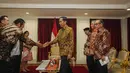 Presiden Jokowi berjabat tangan dengan salah satu anggota Dewan Pertimbangan Presiden (Wantimpres) di Kantor Presiden Kompleks Istana Kepresidenan Jakarta, Rabu (1/4/2015). Jokowi dan Wantimpres menggelar pertemuan tertutup. (Liputan6.com/Faizal Fanani)
