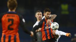 Pemain Shakhtar, Facundo Ferreyra (depan) berebut bola dengan pemain Roma, Aleksandar Kolarov pada laga 16 besar Liga Champions di Metalist Stadium, Kharkiv, Ukraina, (21/2/2018). Shaktar menang 2-1.  (AP/Efrem Lukatsky)