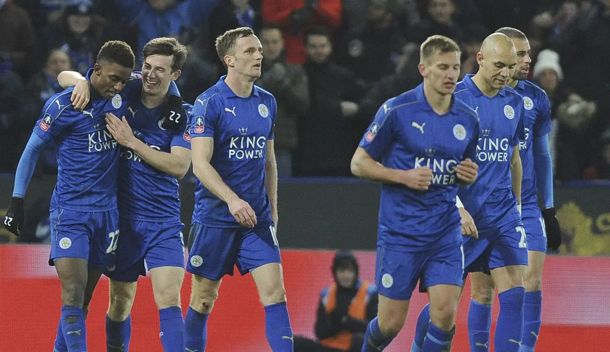 Para pemain Leicester City menrayakan gol Demarai Gray (kiri) saat melawan Derby County pada putaran keempat Piala FA di King Power Stadium, Leicester (8/2/2017). Leicester menang 3-1.  (AP/Rui Vieira)