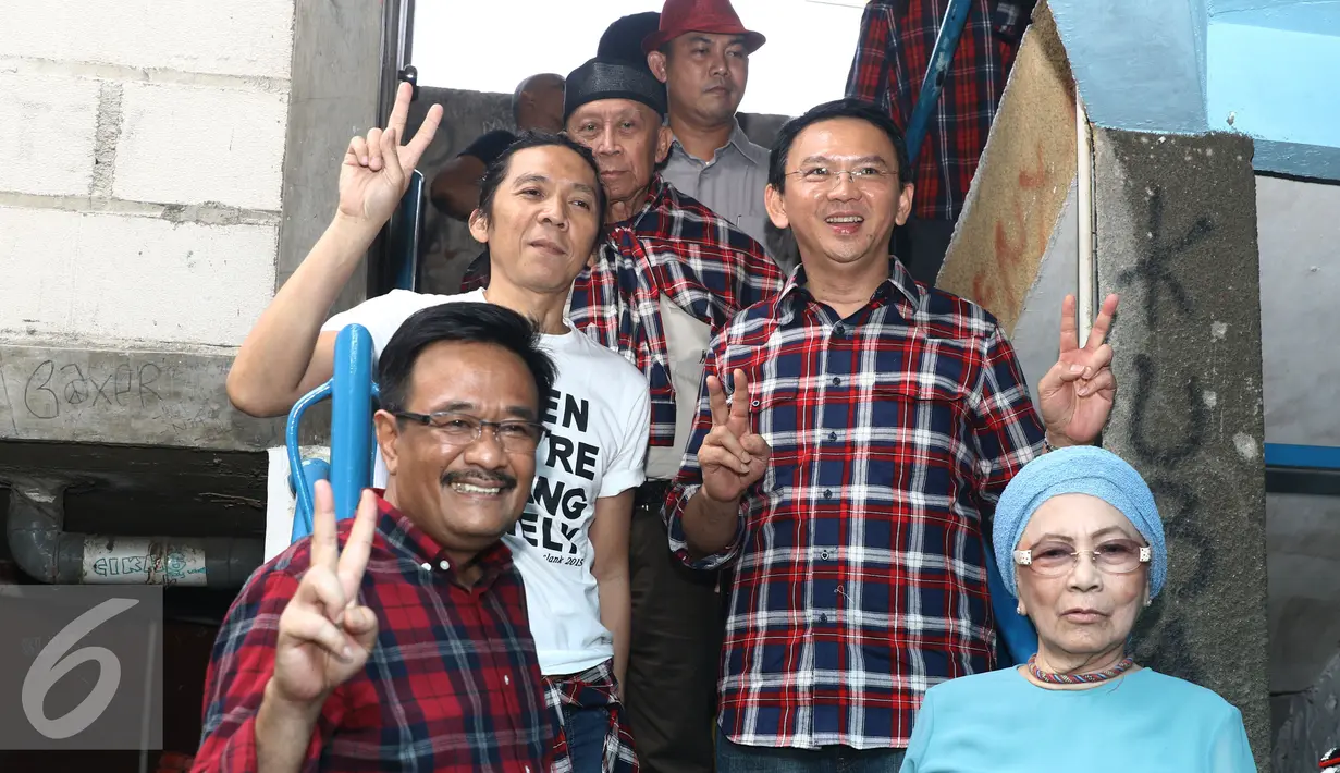 Pasangan Cagub-Cawagub DKI nomor urut dua Basuki T Purnama - Djarot Saiful Hidayat berfoto bersama dengan musisi Bimbim dan manajer Slank Bunda Iffet seusai pertemuan tertutup di markas Slank, Jakarta, Kamis (22/12/2016). (Liputan6.com/Herman Zakharia)