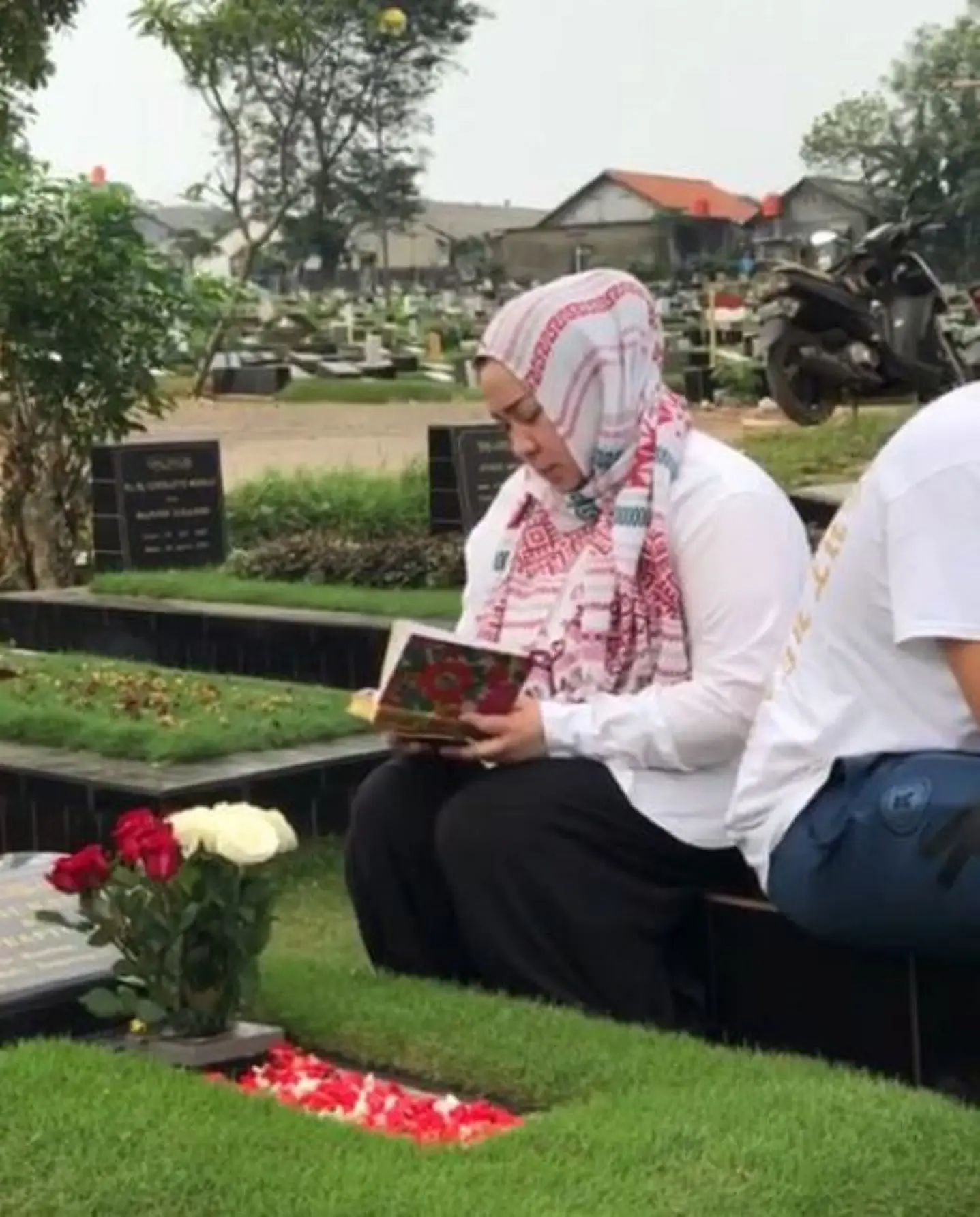 Melly Goeslaw saat berziarah ke makam ibunya dan ayah mertuanya (instagram/@melly_goeslaw)