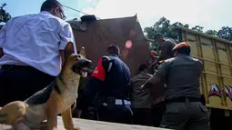 Pengosongan tersebut dilakukan karena Eddy sudah pensiun dan dianggap sudah tidak memiliki hak tinggal rumah dinas lagi, Jakarta, Kamis (24/4/2014) (Liputan6.com/Faizal Fanani). 