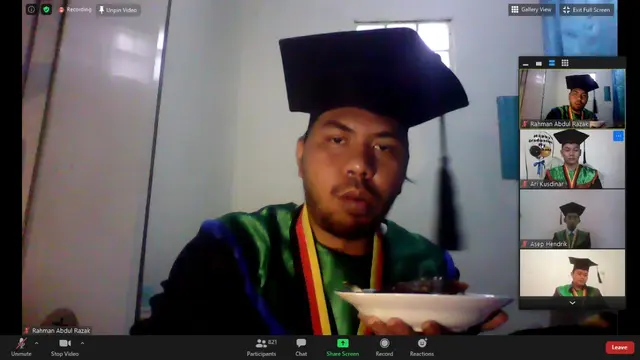6 Momen Kocak saat Wisuda Online Ini Bikin Geleng Kepala