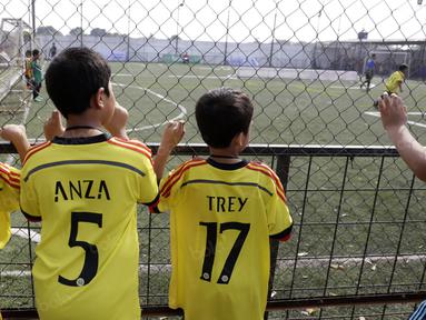 Para pemain cadangan sedang menyaksikan rekannya berlaga pada Liga Bola Indonesia di Lapangan Lapangan Sabnani Park, Alam Sutra, Minggu (7/8/2016). (Bola.com/Nicklas Hanoatubun)