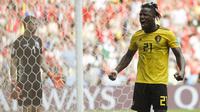 Striker Belgia, Michy Batshuayi, merayakan gol yang dicetaknya ke gawang Tunisia pada laga grup G Piala Dunia di Stadion Spartak, Moskow, Sabtu (23/6/2018). Belgia menang 5-2 atas Tunisia. (AP/Matthias Schrader)