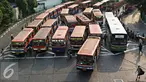 Aktivitas angkutan umum di Terminal Blok M, Jakarta Selatan, Kamis (15/10/2015). Dishub Transportasi DKI Jakarta menyatakan bahwa kendaraan umum di ibu kota yang layak jalan hanya sekitar 13 persen. (Liputan6.com/Immanuel Antonius)