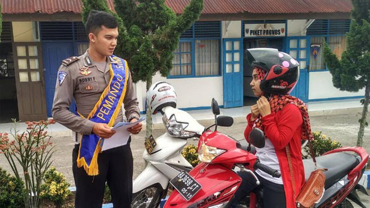 Polisi Ganteng Ini Tak Malu Akui Dulunya Tukang Pasir