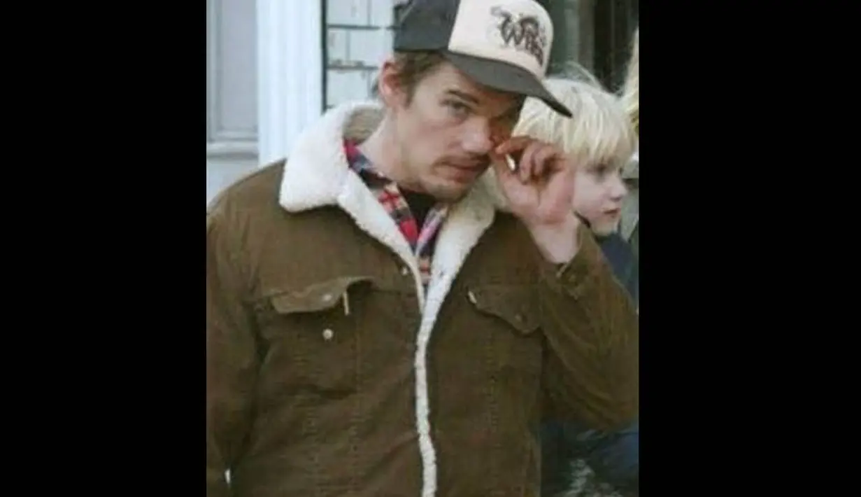 Foto konyol Ethan Hawke saat mengupil jadi sasaran paparazzi dan beredar di mana-mana. (Istimewa)