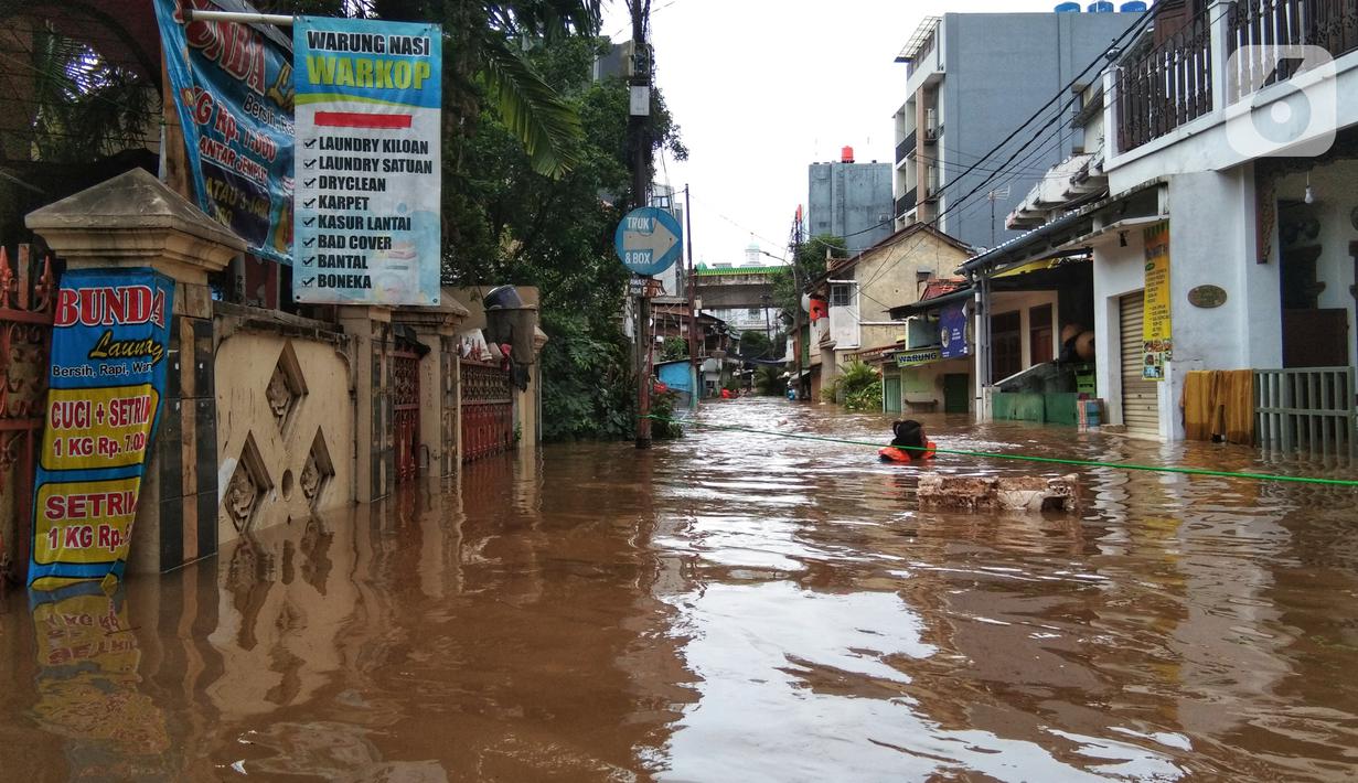Suasana banjir yang merendam permukiman warga di kawasan Kebalen, Jakarta, Sabtu (20/2/2021). Curah hujan yang tinggi menyebabkan banjir setinggi orang dewasa di kawasan Kebalen. (Liputan6.com/Johan Tallo)