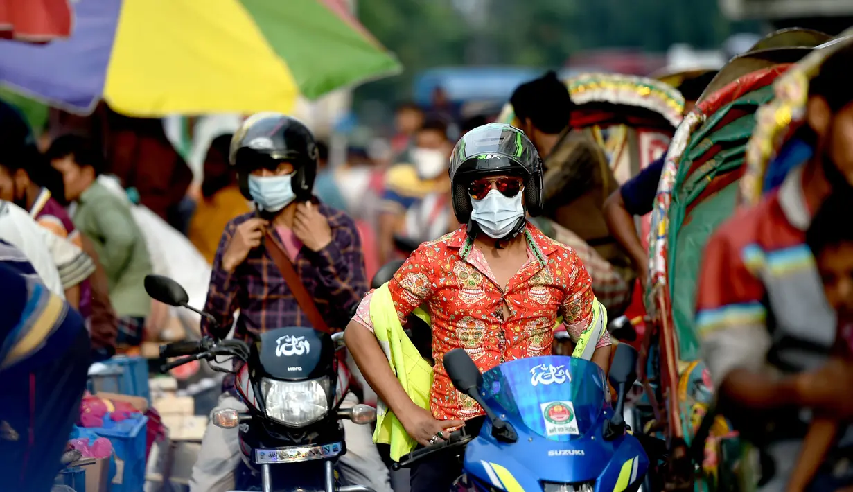 Orang-orang yang mengenakan masker terlihat di sebuah jalan di Dhaka, Bangladesh (10/9/2020). Bangladesh pada Kamis (10/9) melaporkan 1.892 kasus baru COVID-19 dan 41 kematian baru, menambah jumlah kasus menjadi 332.970 dan jumlah kematian di angka 4.634. (Xinhua)