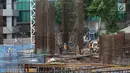 Pekerja membangun konstruksi bangunan bertingkat di Jakarta, Jumat (18/1). Kebijakan pembatasan baja impor oleh pemerintah sebagai respons terhadap keluhan pengusaha terkait banyaknya baja impor yang membanjiri Indonesia. (Liputan6.com/Immanuel Antonius)