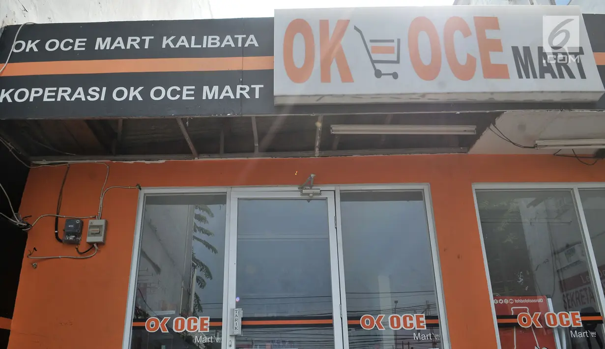 Kondisi plafon di OK OCE Mart Kalibata, Jakarta, Senin (3/9). Salah satu gerai minimarket yang digagas mantan Wagub DKI Sandiaga Uno ini masih buka, hanya saja sepi pembeli dan persedian barang hampir kosong. (Merdeka.com/Iqbal S. Nugroho)