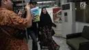 Lyra Virna dan suaminya Fadlan saat tiba di Ditreskrimsus Polda Metro Jaya, Jakarta, Kamis (22/3). Lyra datang untuk memenuhi panggilan terkait statusnya sebagai tersangka kasus dugaan pencemaran nama baik sebuah travel umrah. (Liputan6.com/Faizal Fanani)