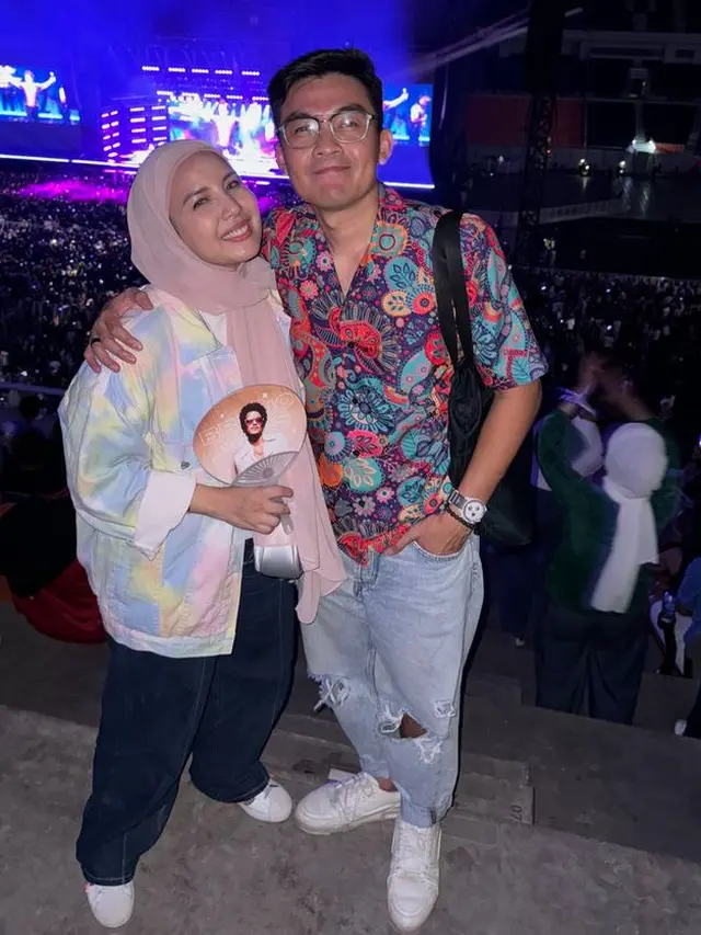 Tya Ariestya Nonton Konser Bruno Mars Bersama Pasangan. [@tya_ariestya]