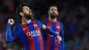 Lionel Messi melakukan selebrasi usai mencetak gol ke gawang Osasuna pada pertandingan liga Spanyol di stadion Camp Nou, Barcelona (26/4). Dalam pertandingan itu messi berhasil menyumbang dua gol itu Barcelona. (AFP/Lluis Gene)