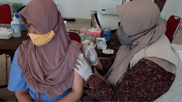 Warga Antusias Ikut 1 Juta Vaksin Booster di Malang Jelang Mudik Lebaran