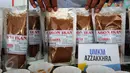 Hasil produksi UMKM berbahan dasar ikan dipamerkan pada puncak peringatan Hari Ikan Nasional ke-2 di Senayan Jakarta, Minggu (22/11/2015). Puncak Harkannas ke-2 dihadiri ibu Wakil Presiden, Mufidah Jusuf Kalla. (Liputan6.com/Helmi Fithriansyah)