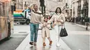 Gading Marten, Gisella Anastasia dan Gempita Nora Marteen diketahui tengah menikmati waktu liburan bersama di Eropa. Ketiga bahkan terlihat menggunakan busana senada saat berada di London, Inggris. (Liputan6.com/IG/@gadiiing)