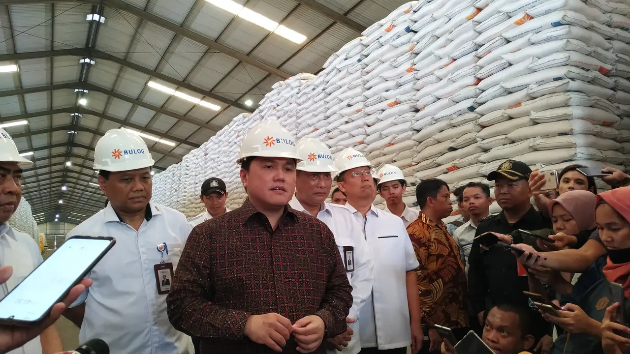 Menteri BUMN Erick Thohir melakukan peninjauan kesiapan stok beras di Gudang Bulog