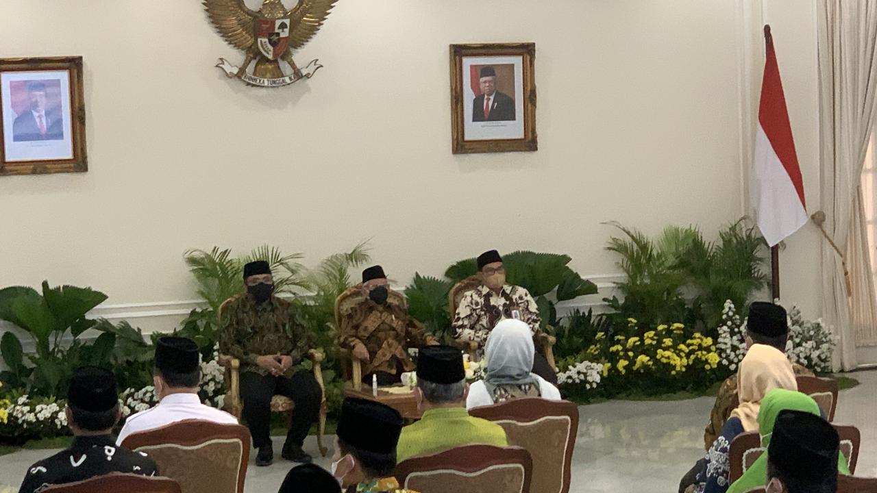 Wakil Presiden (Wapres) Ma’ruf Amin memberikan arahan kepada para penyuluh agama, da’i, dan da’iyah di seluruh Indonesia untuk berpartisipasi aktif dalam percepatan penurunan stunting di Istana Wakil Presiden