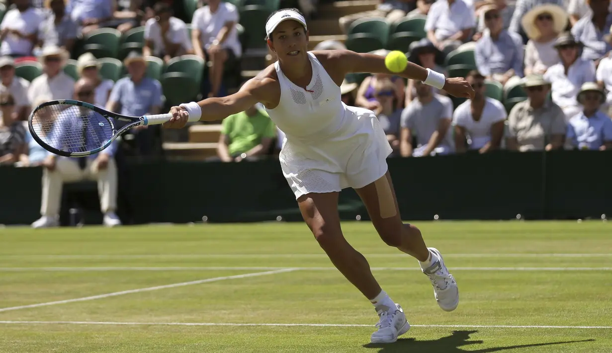 Petenis Spanyol, Garbine Muguruza berusaha mengembalikan bola saat melawan petenis Jerman, Angelique Kerber pada tenis tunggal putri hari ketujuh di Wimbledon Tennis Championships, London, (10/7/2017). (AP/Tim Ireland)