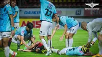 Victor Igbonefo tergeletak seusai bertubrukan dengan pemain lawan di Liga Thailand. (Bola.com/Dok. Pri)