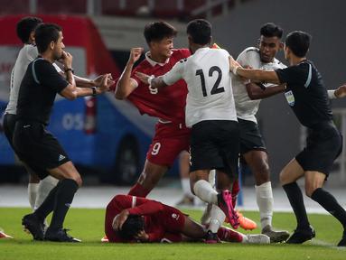 Pemain Timnas Indonesia, Hokky Caraka (kiri) bersitegang dengan pemain Timnas Fiji, Pawan Pratap Singh pada laga International Friendly Match U-20 di Stadion Utama Gelora Bung Karno (SUGBK), Jakarta, Jumat (17/02/2023). (Bola.com/Bagaskara Lazuardi)