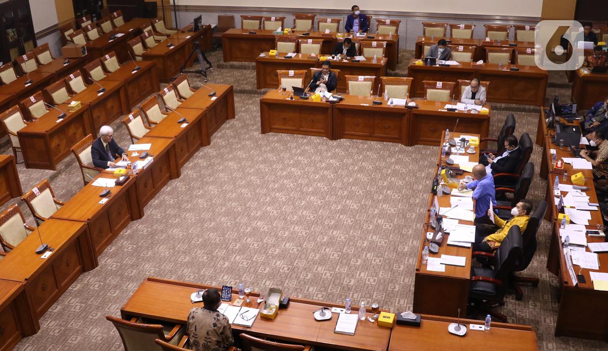 Suasana uji kelayakan terhadap calon Hakim Agung Tata Usaha Negara (TUN) khusus pajak Triyono Martanto di ruang rapat Komisi III DPR RI, kompleks Parlemen, Jakarta, Rabu (27/1/2021). Komisi III menghentikan uji kelayakan terhadap Triyono setelah diduga melakukan plagiat. (Liputan6.com/Angga Yuniar)