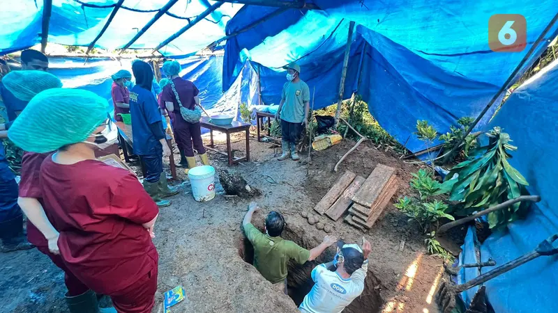 Tim forensik Biddokkes Pokda Jabar melakukan ekshumasi di makam bocah tewas di Kecamatan Kadudampit Kabuoaten Sukabumi (Liputan6.com/Istimewa)