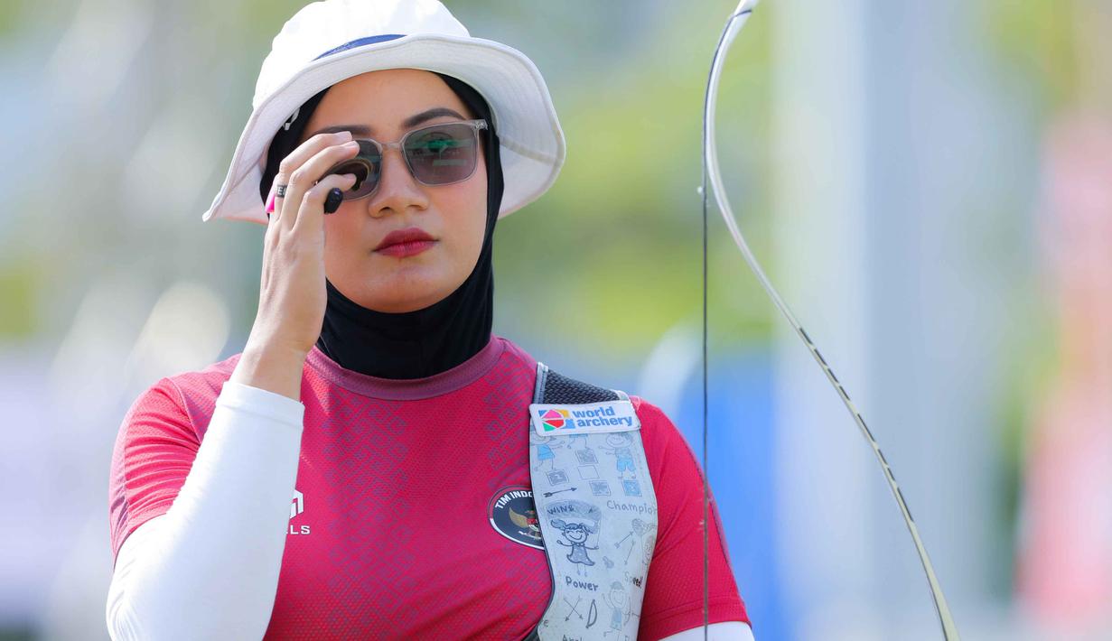 Atlet panahan Diananda Choirunisa dan Riau Ega Agata Salsabilla sukses mempersembahkan medali emas bagi Merah Putih usai tampil sebagai juara di nomor individual recurve putri dan putra. Tampak dalam foto, atlet panahan Indonesia, Diananda Choirunisa saat bertanding di nomor individual recurve putri SEA Games 2025 di Football Field 1, Sports Authority of Thailand, Bangkok, Rabu (17/12/2025). (Bola.com/Bagaskara Lazuardi)