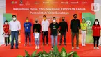 Perwakilan Halodoc, Gojek, Universitas Surabaya dan Allianz Life Syariah sebagai penyelenggara Drive Thru Vaksinasi COVID-19 Lansia, berfoto bersama pada peresmian Drive Thru Vaksinasi COVID-19 di Surabaya, Jawa Timur (27/03/2021). (Liputan6.com/Pool)