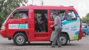 Penumpang menaiki angkutan umum di Kampung Rambutan, Jakarta, Selasa (12/7/2022). Rencana kebijakan pengaturan tempat duduk seluruh angkutan umum (Angkot) untuk mengantisipasi terjadinya pelecehan seksual di angkutan umum. (Liputan6.com/Herman Zakharia)