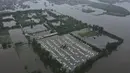 <p>Air membanjiri halaman, tempat mobil-mobil yang disita karena tidak membayar premi asuransi diparkir. (AFP/Shubham Koul)</p>