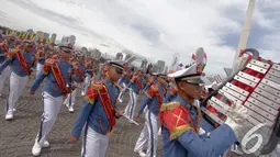 Marching band TNI AD saat beraksi di kawasan Monas memperingati Hari Ulang Tahun (HUT) ke-69 TNI AD Jakarta, Jumat (12/12/2014). (Liputan6.com/Faizal Fanani)