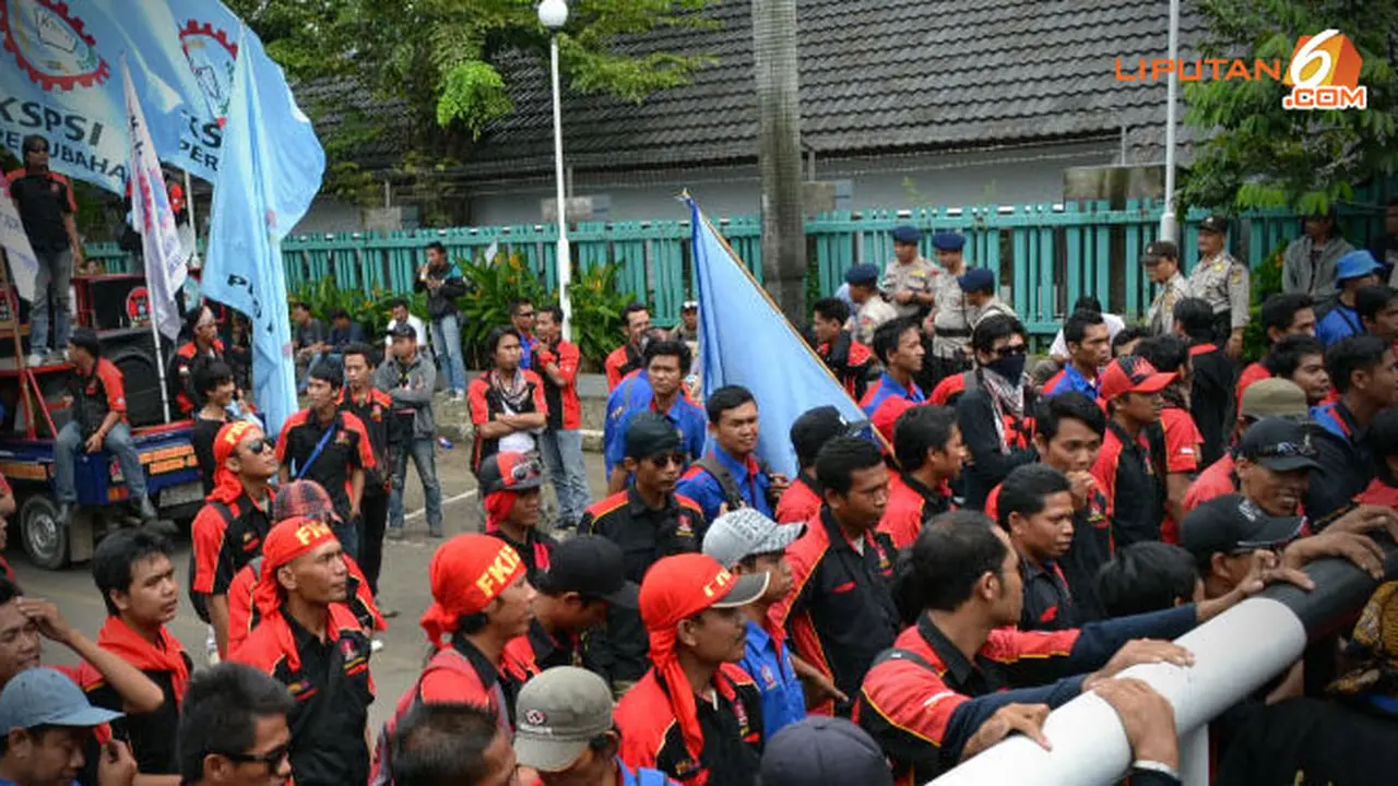 demo-buruh-sampoerna-130508b.jpg