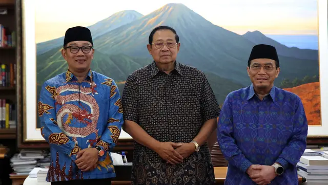 Pasangan Calon Gubernur dan Calon Wakil Gubernur Jakarta, Ridwan Kamil (RK)-Suswono (RIDO) bertemu Presiden ke-6 RI Susilo Bambang Yudhoyono (SBY) di Cikeas, Bogor, Jawa Barat pada Kamis (19/9/2024).