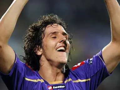 Selebrasi striker Fiorentina asal Montenego, Stevan Jovetic seusai mencetak gol keduanya ke gawang Liverpool di penyisihan Grup E Liga Champions di Artemio Franchi Stadium, 29 September 2009. AFP PHOTO/ALBERTO PIZZOLI 