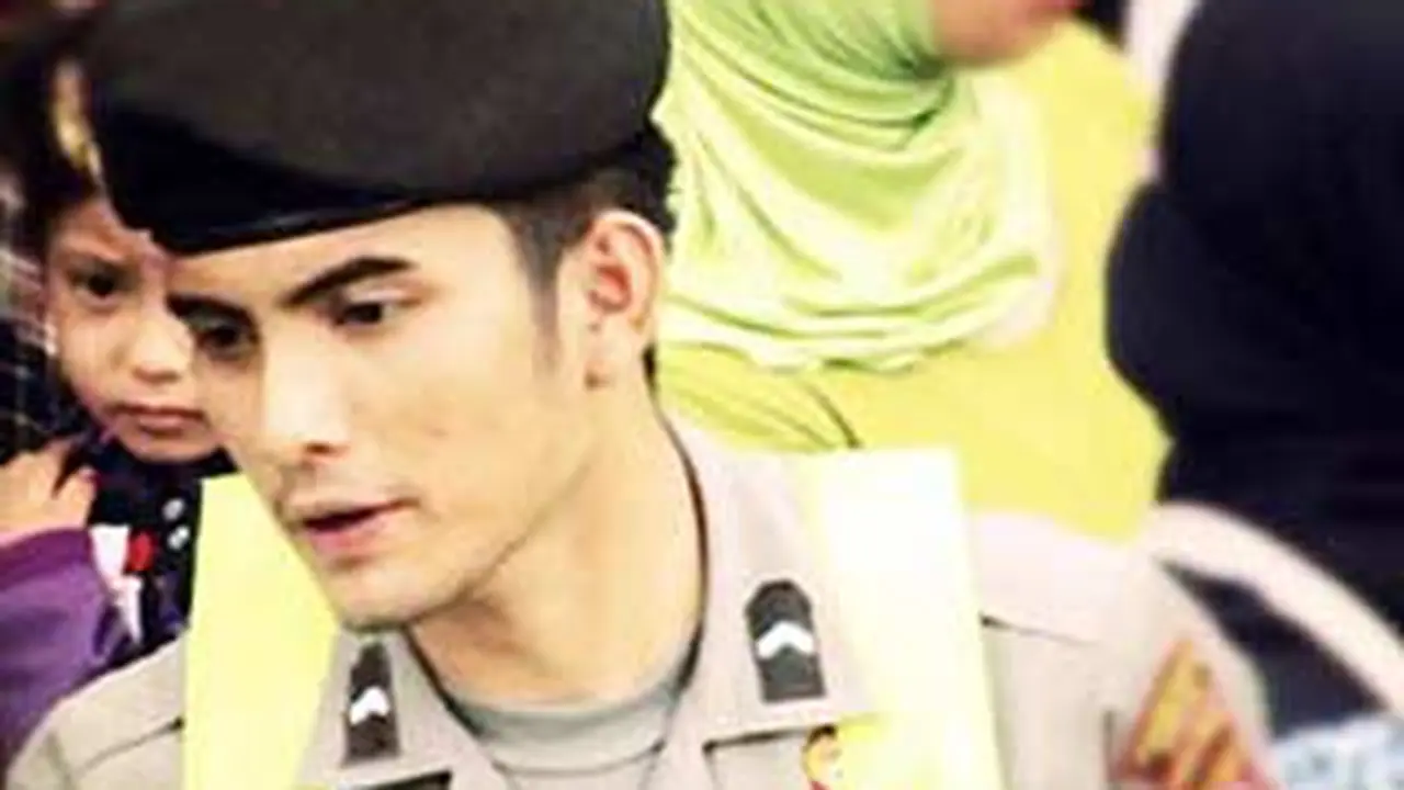120221bpolisi-ganteng.jpg