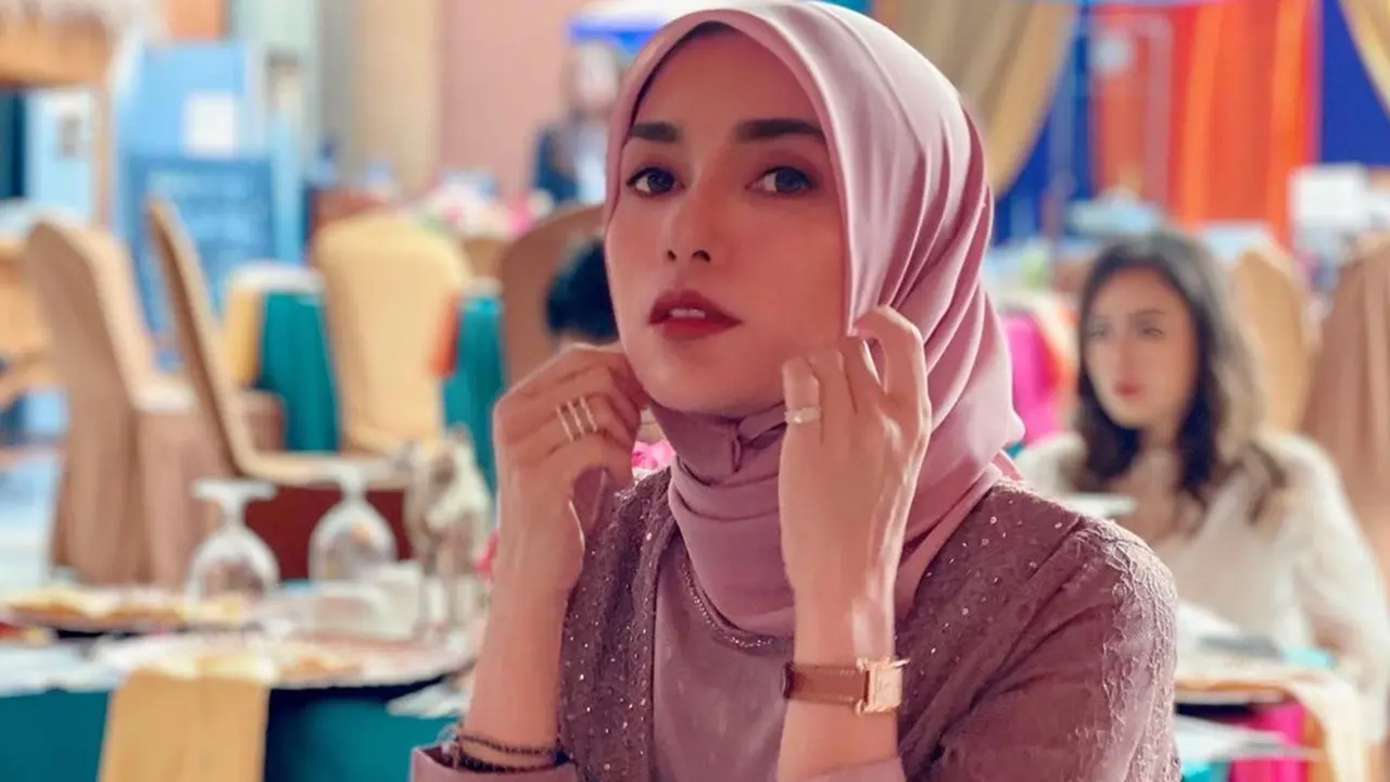 Potret Ussy Sulistiawaty Pakai Hijab saat Hadiri Pengajian, Bikin Pangling