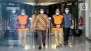 Kepala KPP Pratama Bantaeng Wawan Ridwan (tengah) usai menjalani pemeriksaan di Gedung KPK, Kamis (11/11/2021). Wawan menjadi tersangka terkait pengembangan perkara dugaan korupsi perpajakan dengan terdakwa mantan pejabat Dirjen Pajak Kemenkeu Angin Prayitno Aji. (Liputan6.com/Faizal Fanani)