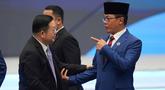 Menteri Luar Negeri Indonesia, Sugiono (kanan), berjabat tangan dengan Sekretaris Jenderal ASEAN, Kao Kim Hourn, saat mereka tiba untuk menghadiri pertemuan di Kuala Lumpur, Malaysia, Sabtu 25 Oktober 2025. (AP Photo/Rafiq Maqbool)