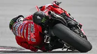 Pebalap Ducati Lenovo, Francesco Bagnaia memacu motornya saat sesi tes pramusim MotoGP 2023 yang berlangsung di Sirkuit Sepang, Malaysia, Sabtu (10/02/2023). Seperti sebelumnya, hanya ada lima tes pramusim resmi yang diizinkan, yaitu di Malaysia (10-12 Februari) dan Portugal (11-12 Maret).(AFP/Mohd Rasfan)