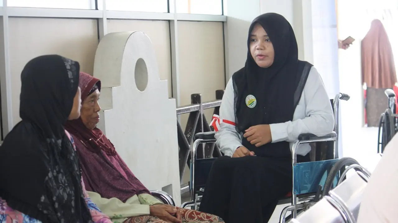 Puji Lestari, karyawan disabilitas melayani pasien dan pengunjung RSI Banjarnegara dengan sabar. (Foto: Liputan6.com/RSI Banjarnegara/Muhamad Ridlo)