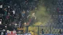 Flare dan asap berwarna memancing kemarahan Bobotoh saat Persib Bandung melawan Persipura Jayapura pada laga Liga 1 2017 di Stadion GBLA, Minggu (7/5/2017). Persib Bandung menang 1-0. (Bola.com/Nicklas Hanoatubun)