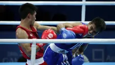 Petinju Indonesia, Farrand Papendang (kaus biru) dipaksa mengakui ketangguhan petinju Vietnam, Nguyen Van Hai di SingaporeExpo, SIngapura, Senin (8/6/2015). Farrand Papendang bertarung di kelas ringan 60 kg. (Liputan6.com/Helmi Fithriansyah)