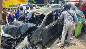 Diduga Pakai Tangki Modifikasi, Mobil Xenia di Sampang Terbakar Setelah Nabrak Tiang