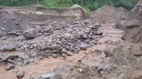 Selain rumah yang terbawa hanyut, banjir lahar dingin Gunung Sinabung juga merusak akses jalan ke desa. (Liputan6.com/Reza Efendi)