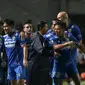 Djajang Nurjaman memberikan arahan kepada pemain Persib Bandung, Tantan saat melawan PSM Makassar di Stadion Gelora Bandung Lautan Api, Bandung, Sabtu (2/7/2016). (Bola.com/Nicklas Hanoatubun)